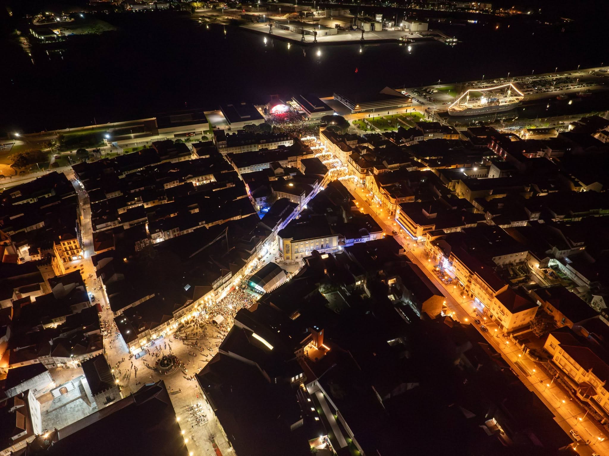 Vista aérea dos três palcos do Festival Viana Bate Forte 2026